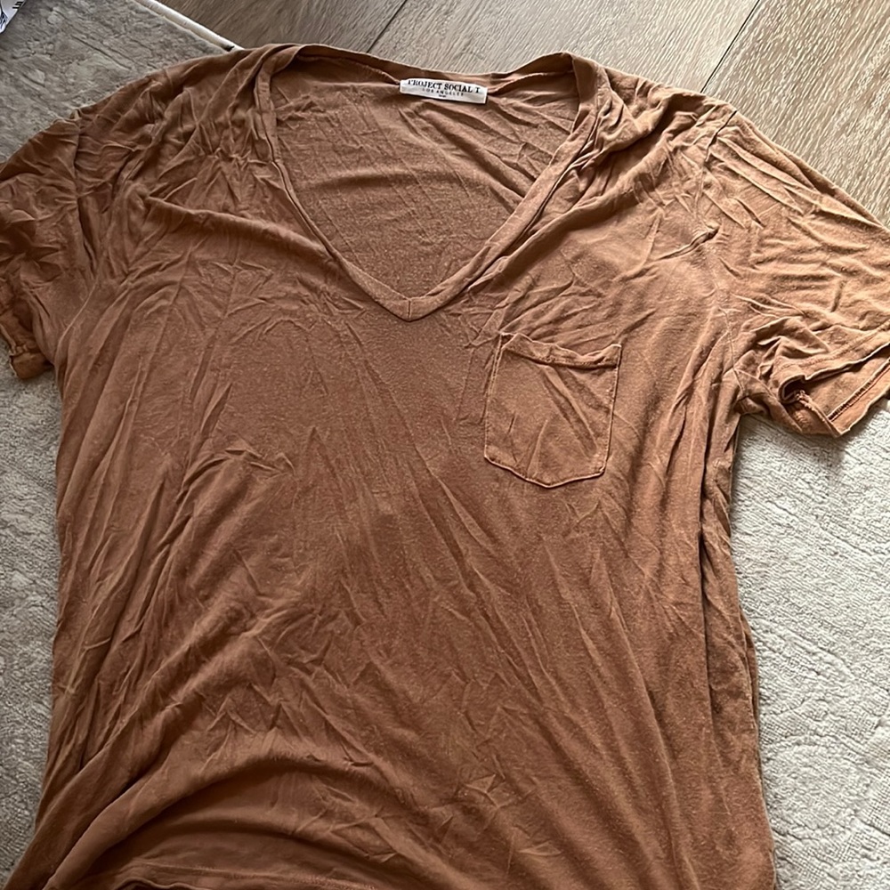 Scoop neck pocket tee